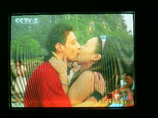 0827-CCTV-7kiss.jpg