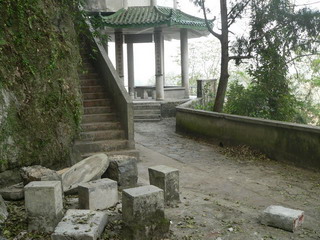 090112-kowasaretaIsuTeble-.jpg