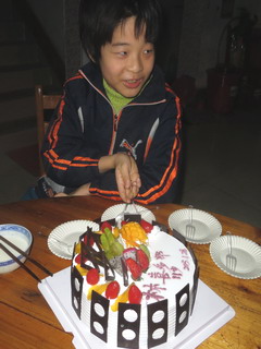 150128-Kita-cut-cake-.jpg